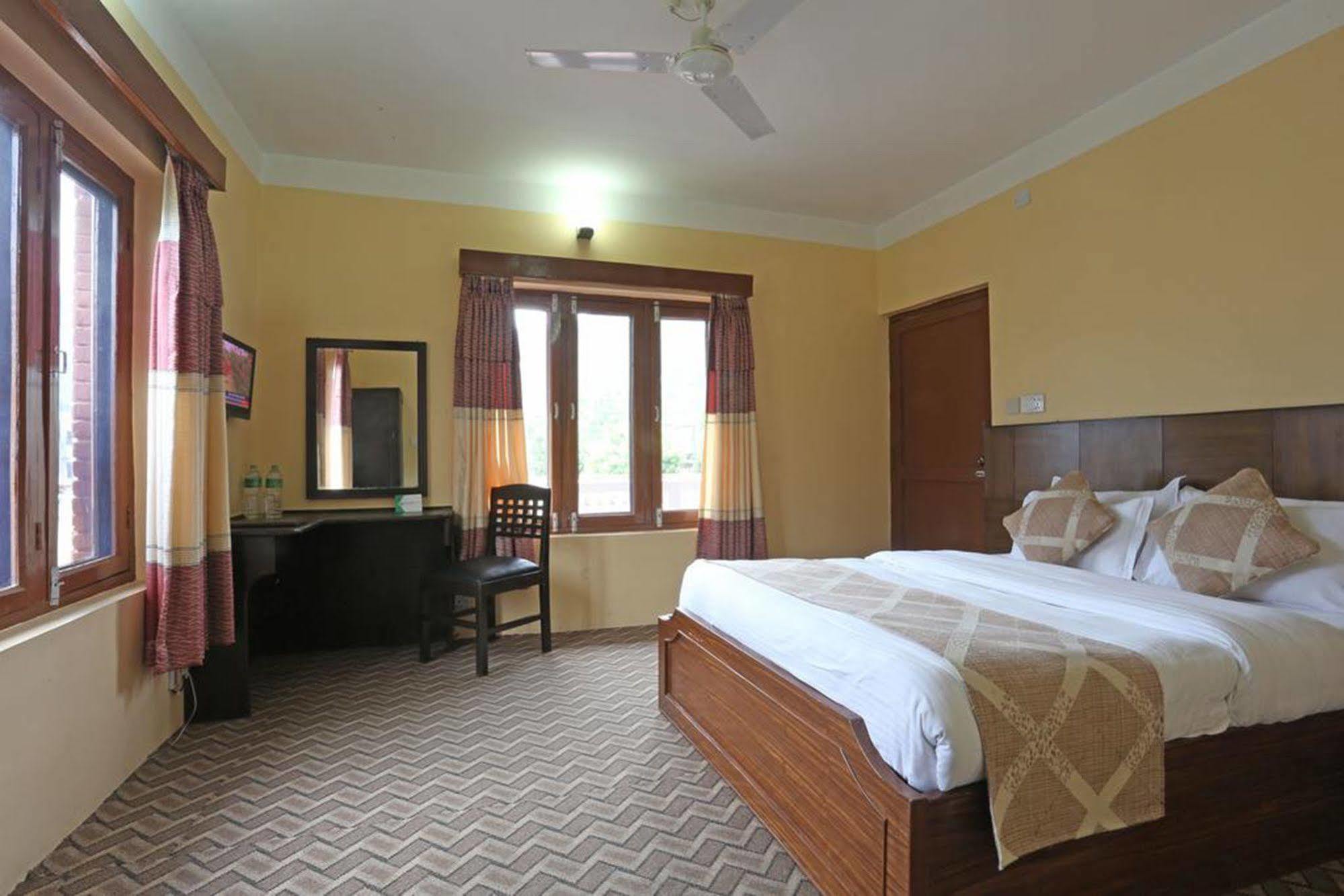Hotel Peninsula Pokhara Ngoại thất bức ảnh
