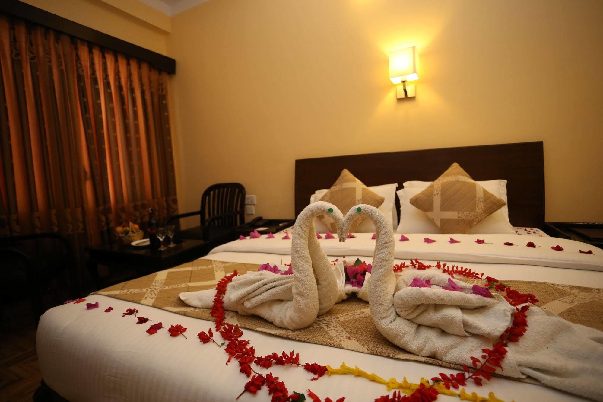 Hotel Peninsula Pokhara Ngoại thất bức ảnh