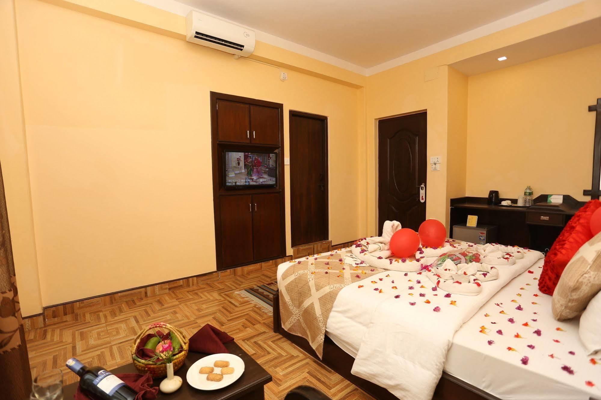 Hotel Peninsula Pokhara Ngoại thất bức ảnh