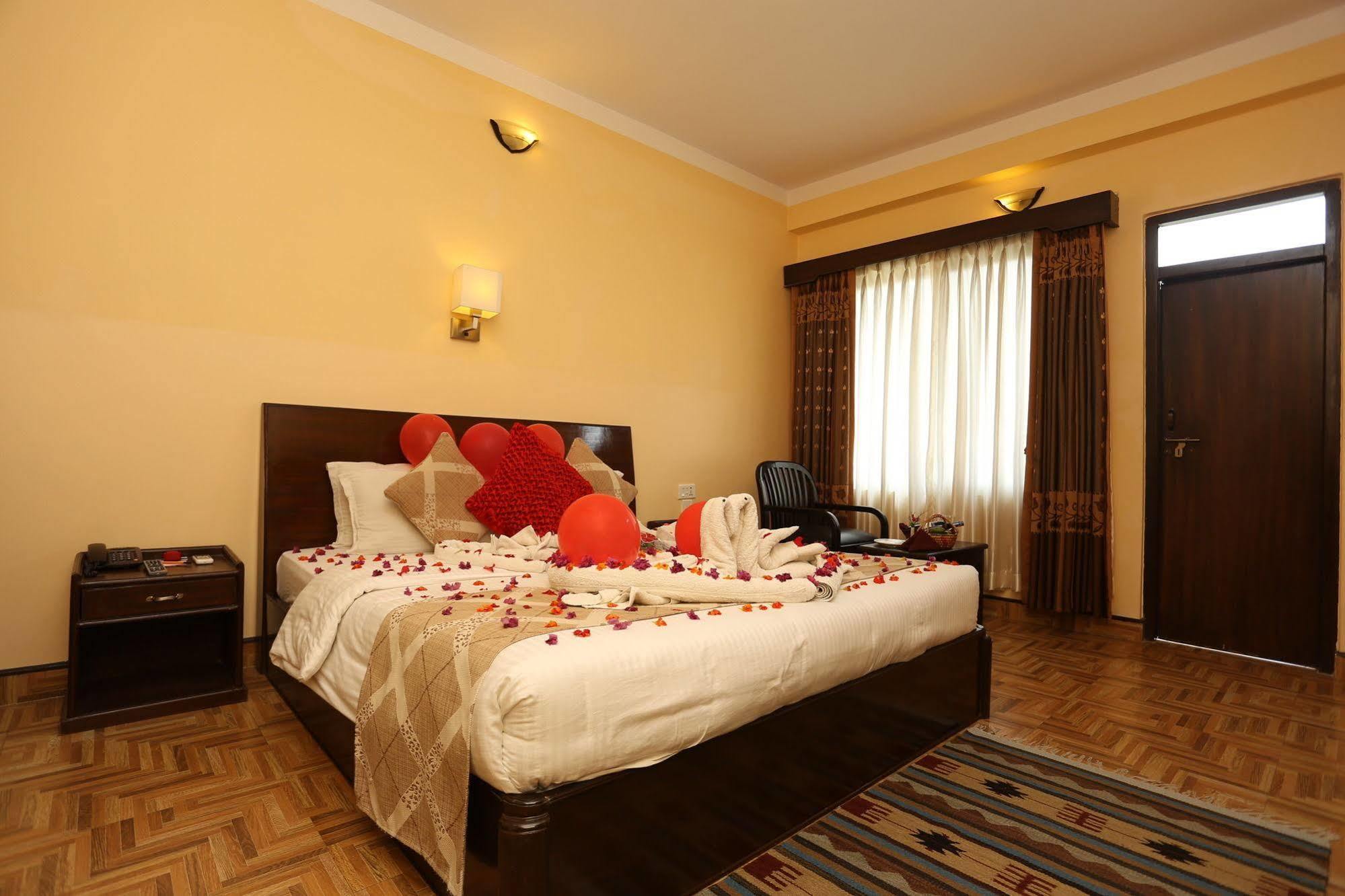 Hotel Peninsula Pokhara Ngoại thất bức ảnh