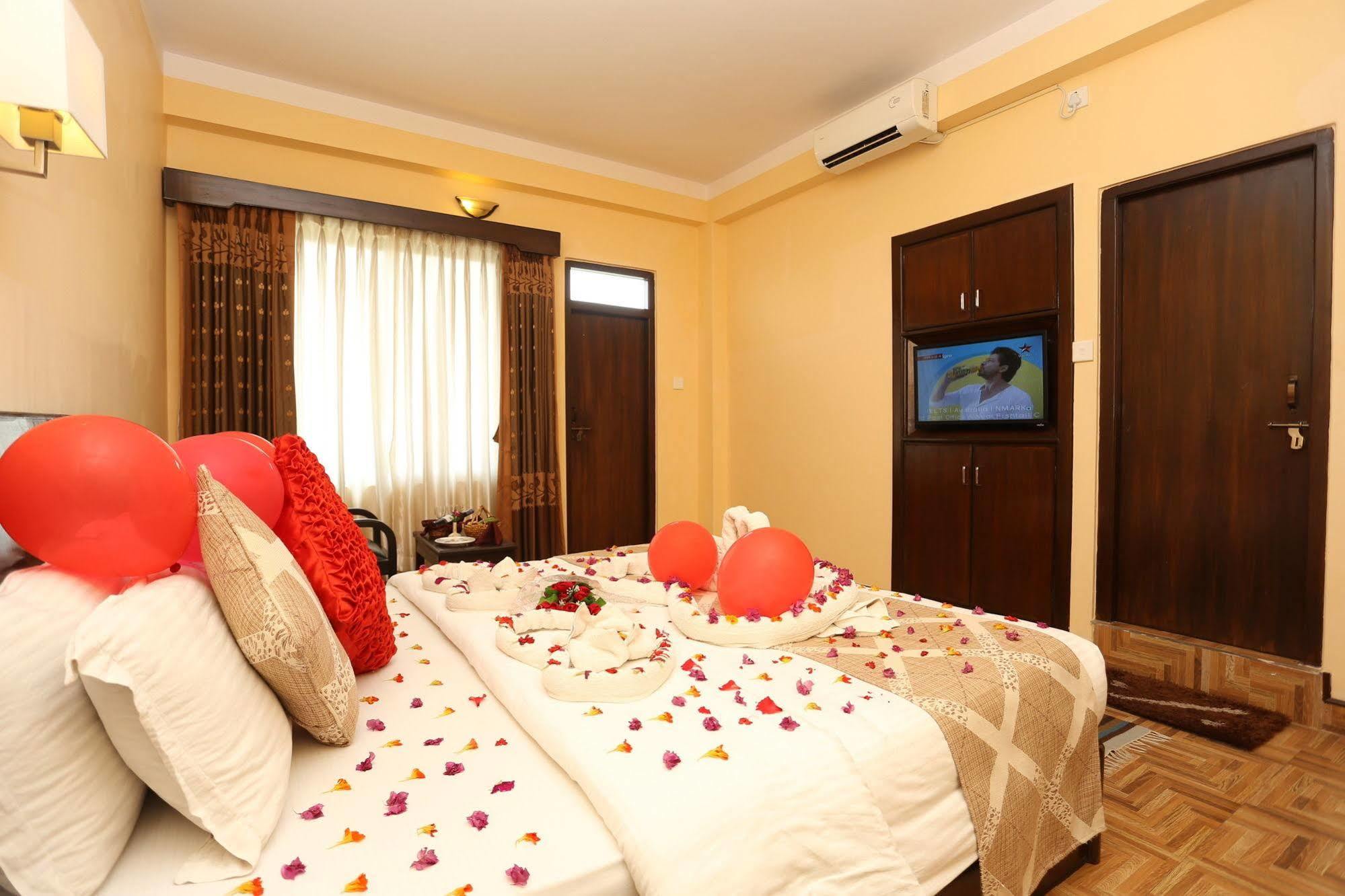 Hotel Peninsula Pokhara Ngoại thất bức ảnh