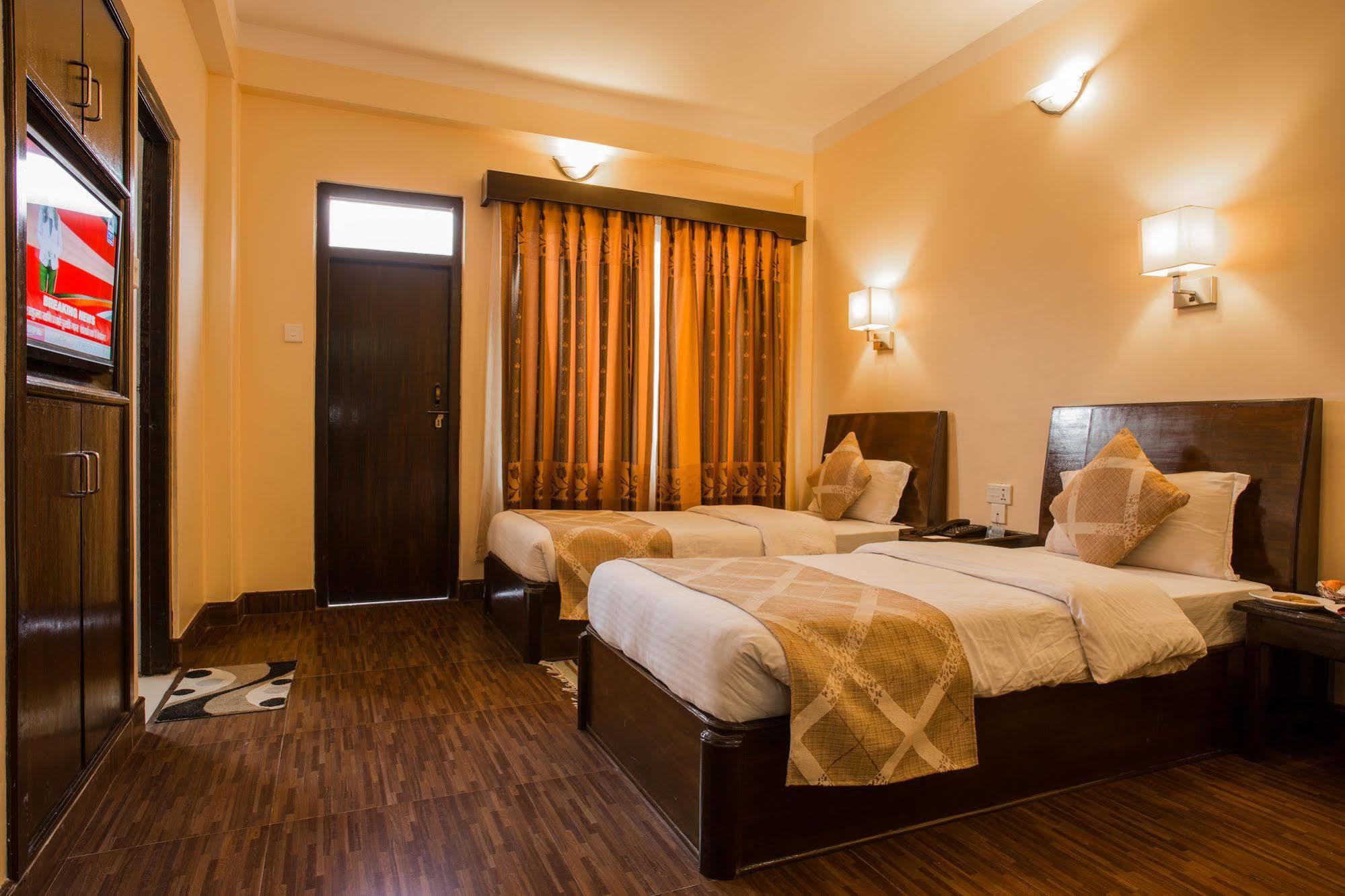 Hotel Peninsula Pokhara Ngoại thất bức ảnh